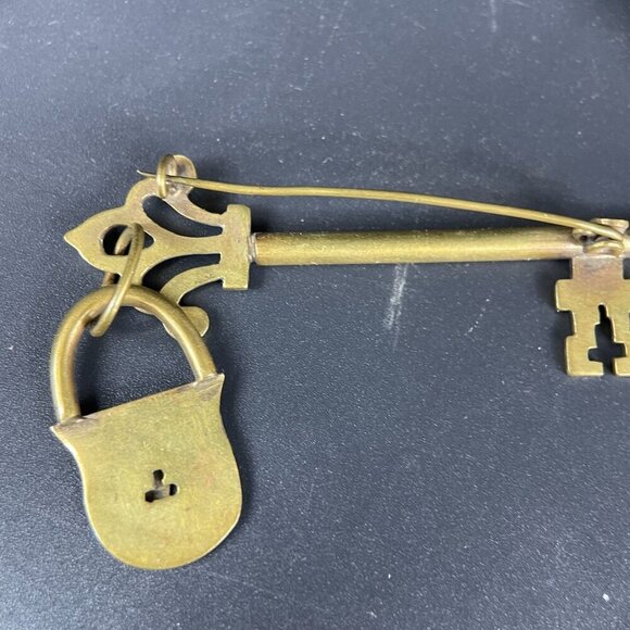Vintage Artisan Brass Key & Padlock Brooch Pin Rustic Medival - Picture 4 of 4